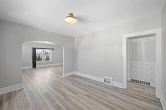 Building Photo - 544 E Lake St