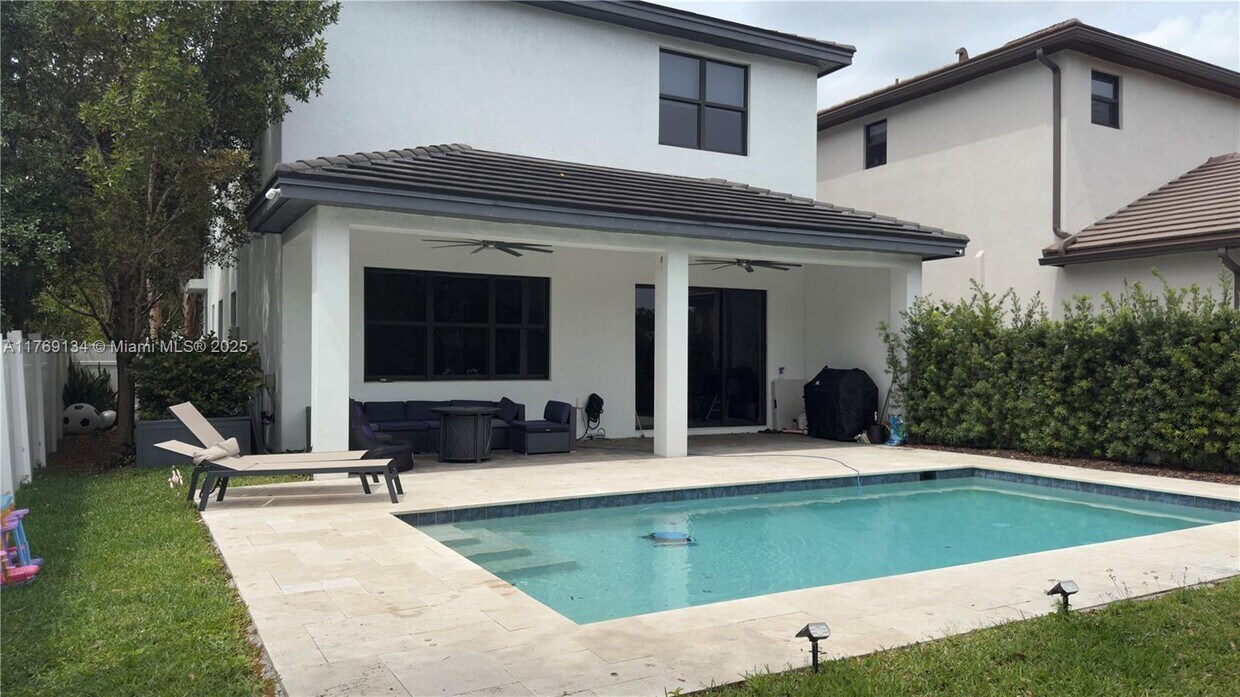Foto principal - 4980 Whispering Way