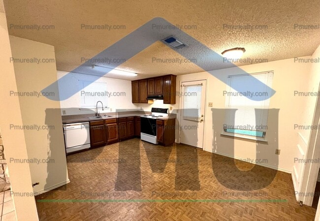 Building Photo - AVAILABLE NOW!!! Great Area!!  Off Pleasan...