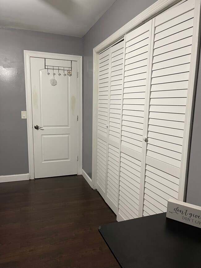 Armario - 7 Edwards Rd