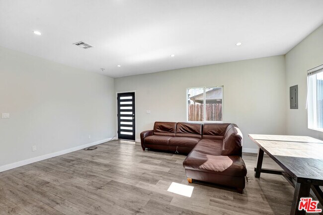 Foto del edificio - 12159 Hart St