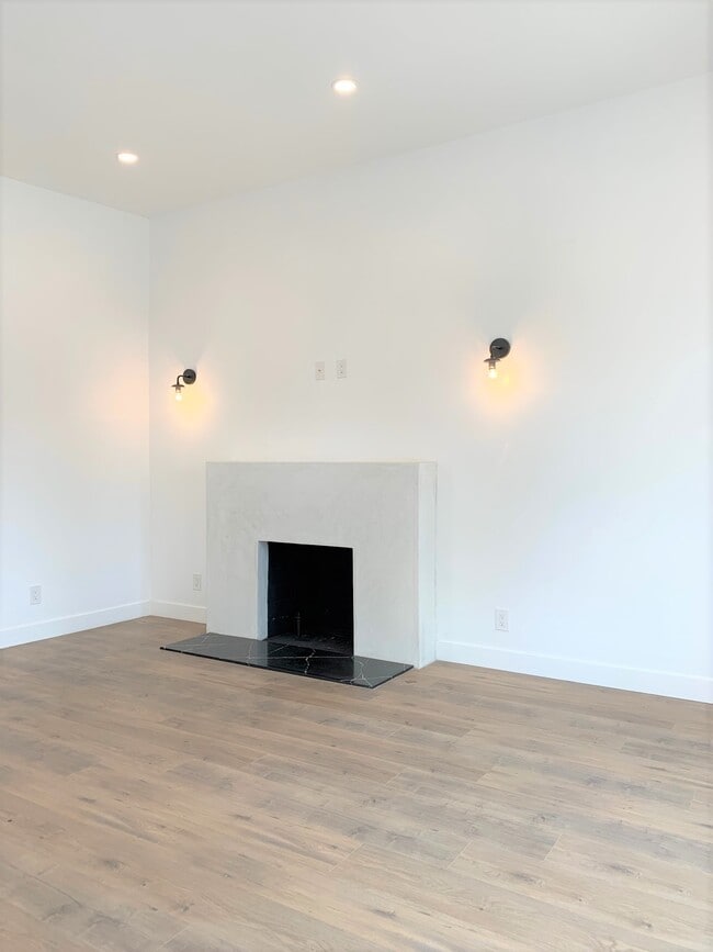 Building Photo - 3424 Edgehill Dr