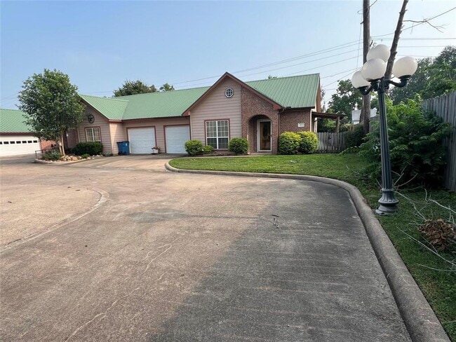 Building Photo - 852 Tangle Oaks Dr