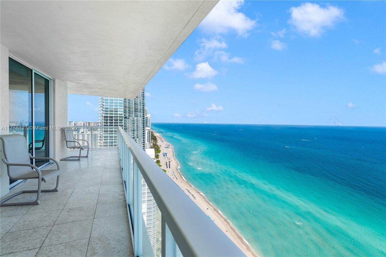 Foto principal - 16699 Collins Ave
