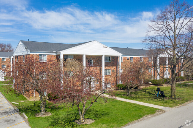 Building Photo - Greenbrier Apartments