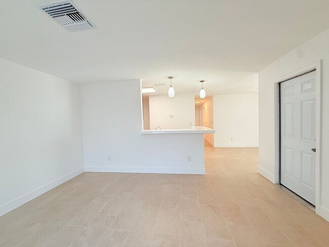 Building Photo - AVAILABLE NOW!!! 3 Bed / 2 Bath Duplex in ...