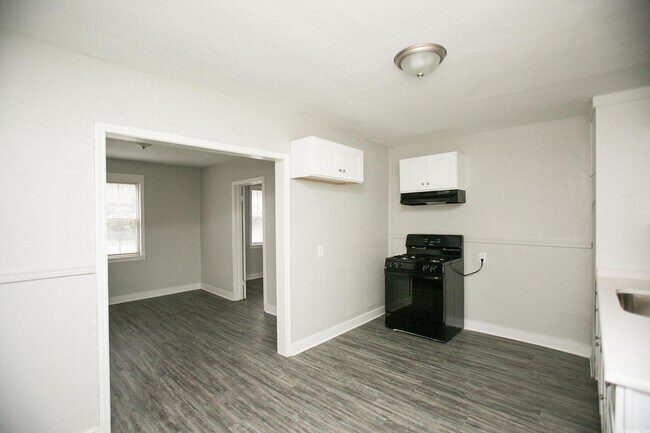 Building Photo - 302 S Clover St