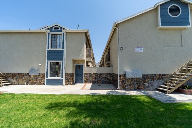 Building Photo - 322 S Claudina St