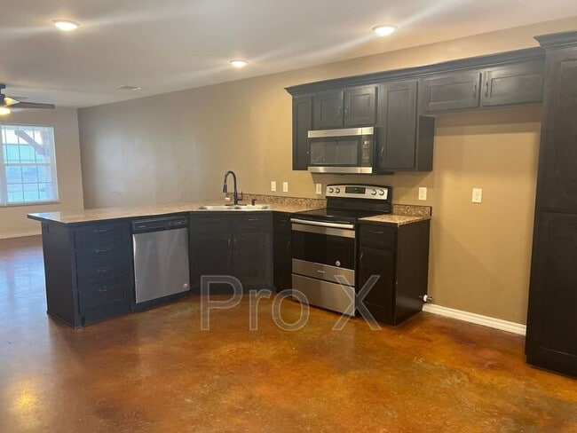 Building Photo - 402 Carson Way