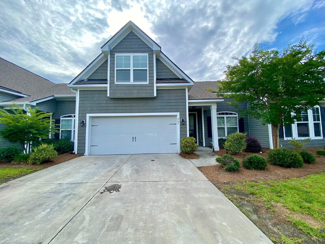 Primary Photo - Spacious Three Bedroom Town Home! Located ...
