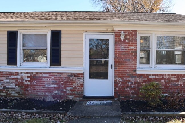 Building Photo - Classic 3 Bedroom Rancher in Henrico Avail...