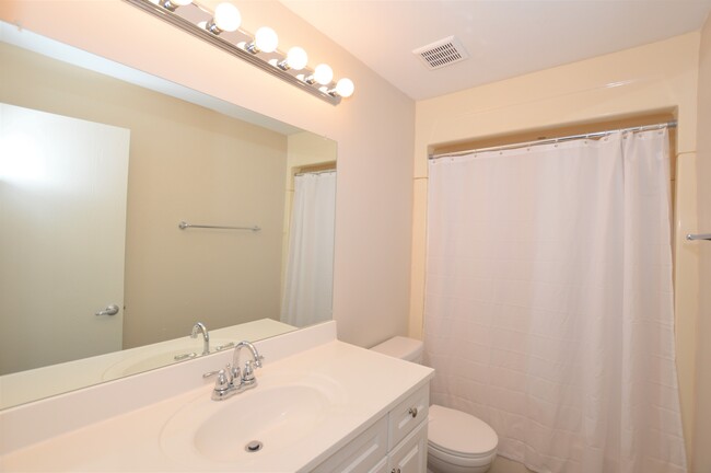 Building Photo - Linscott Apartments