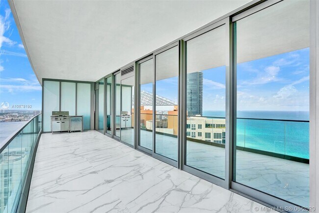 Foto del edificio - 18975 Collins Ave