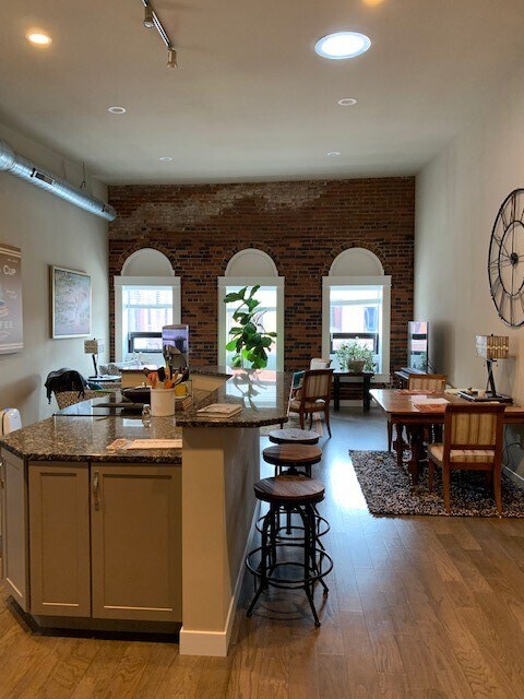 sala de estar/cocina de concepto abierto - 313 Main St