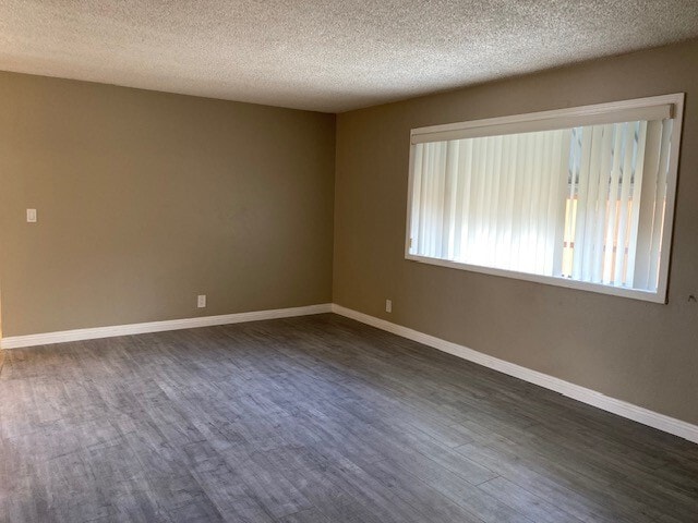 Living Room - 612 E Newmark Ave