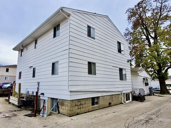 Building Photo - 106 W Locust St