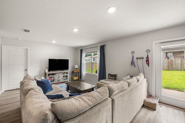 Foto del edificio - 5843 Belmont Stakes Rd