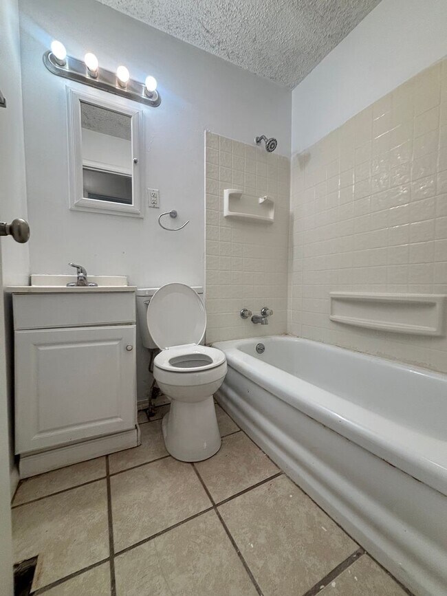 Building Photo - Beautiful 3 bedroom home in the Kickapoo S...
