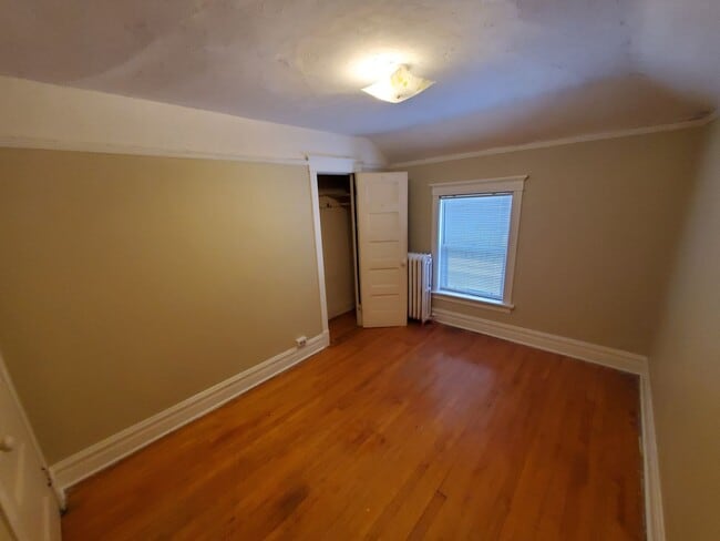 Building Photo - AVAILABLE JUNE 2025 - Great 4 Bed, 1 Bath in East Duluth!