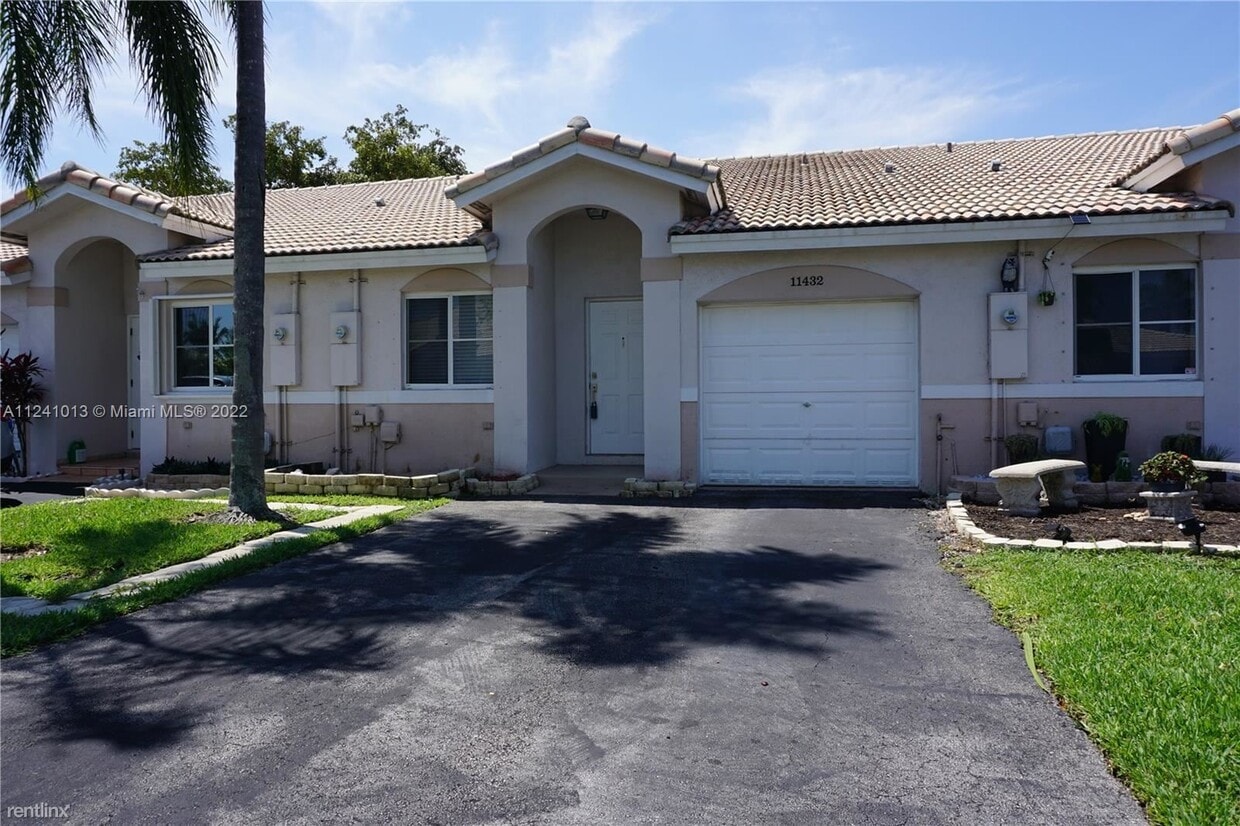 Foto principal - 2 br, 2 bath Townhome - 11432 SW 17th Ct V...