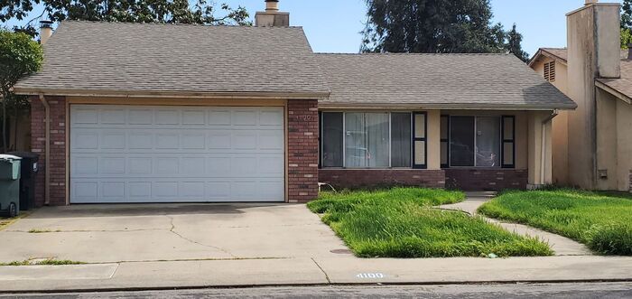 Foto principal - Modesto Cozy 3 Bedroom 2 Bath 2 Car Garage...