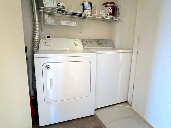 Foto del edificio - AUGUST 2026 MOVE IN! Spacious 4 Bedroom 4 Bathroom Condo Right on The Bus Route!