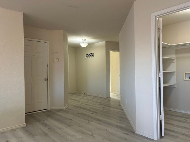 Foto del edificio - 9213 Centennial Dr