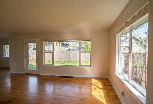 Entrada/Sala de estar - 4540 NE 20th Ave