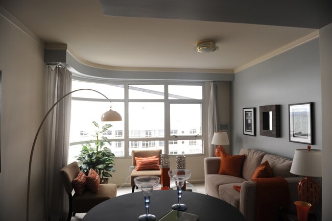 Building Photo - 403 Main St