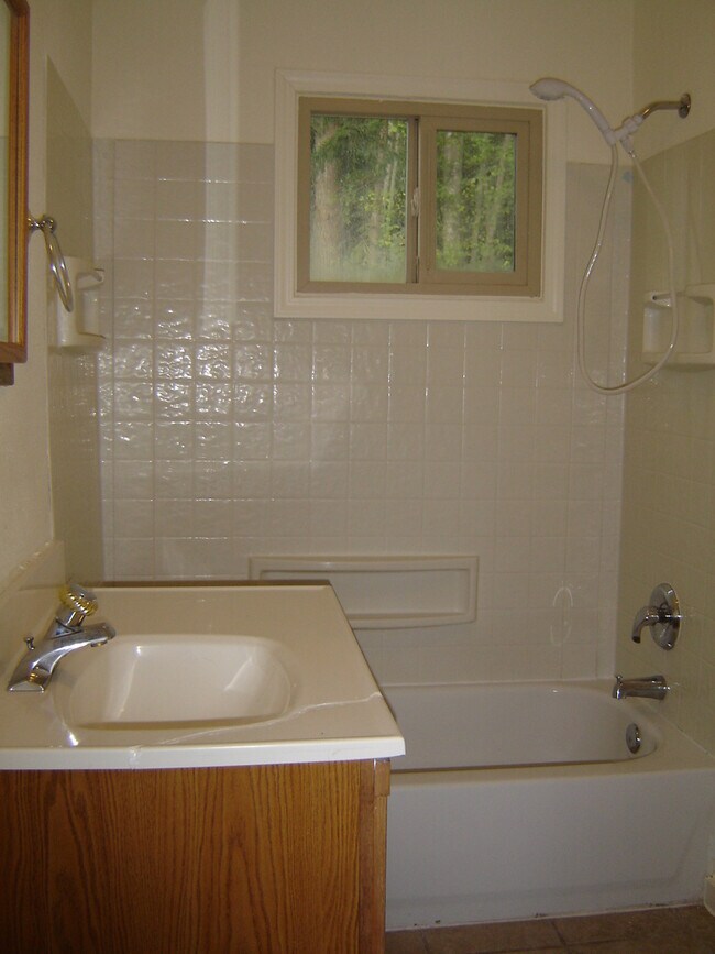 Foto del edificio - ***PENDING APPLICATION***Cabin in the woods on 4+ Acres.