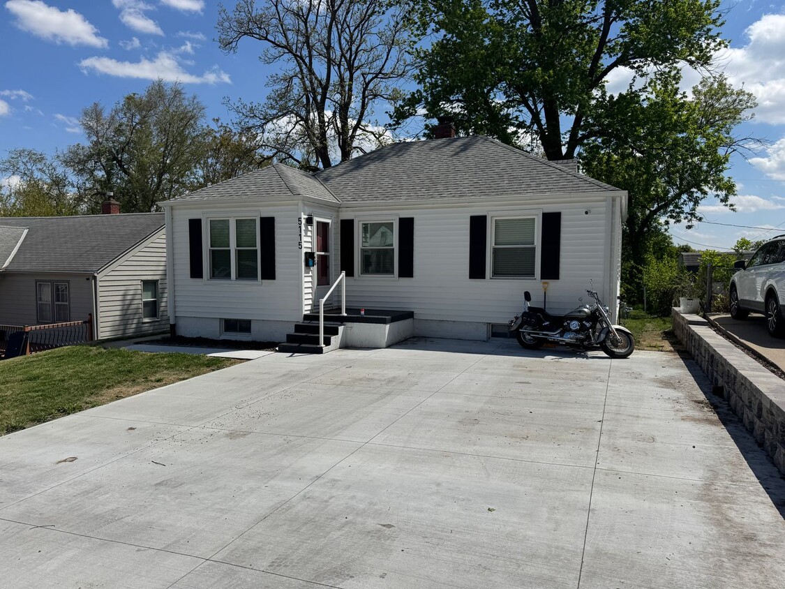 Massive Parking + Finished Basement Near UNMC & Downtown – $2,000/mo - Massive Parking + Finished Basement Near UNMC & Downtown – $2,000/mo