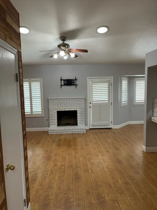 Building Photo - Nice home close to shopping and gas stations