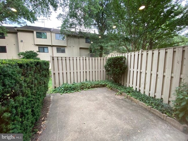Building Photo - 2562 Glengyle Dr