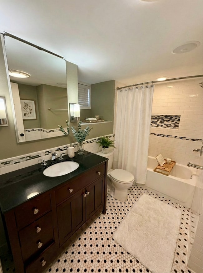 Building Photo - ***MOVE IN SPECIAL*** 2 WEEKS FREE Beautifully Remodeled 1 Bedroom / 1 Bath Unit in the Heart of ...