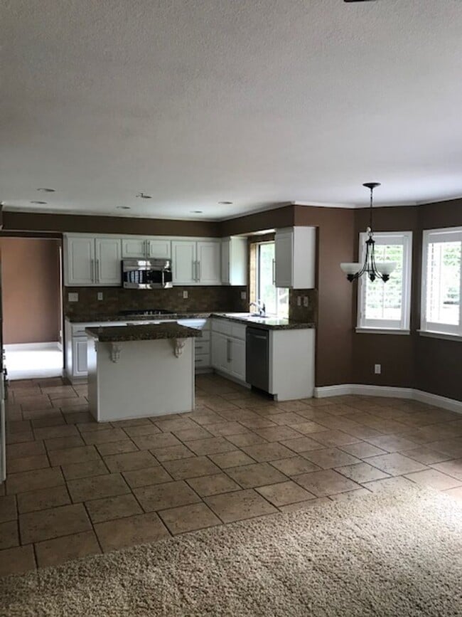 Building Photo - Lovely 4 bed 3+ bath
