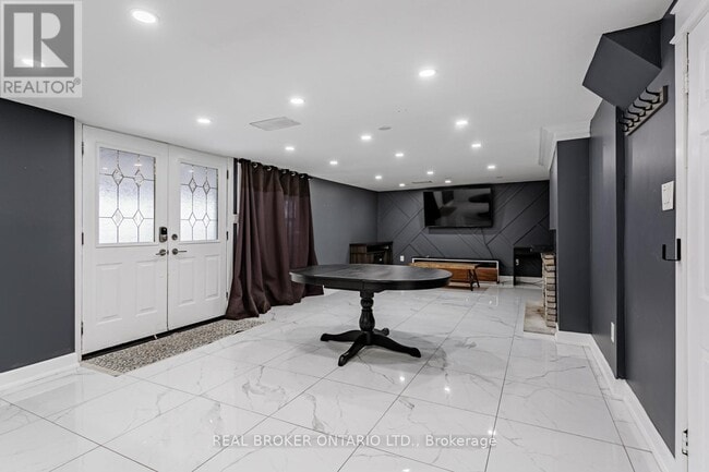 Building Photo - 120 Hadrian Dr