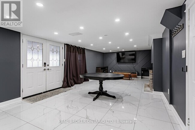 Photo du bâtiment - 120 Hadrian Dr