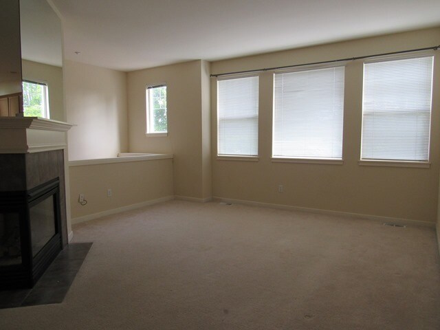 Building Photo - Rare Opening! Townhouse in Excellent Woodi...