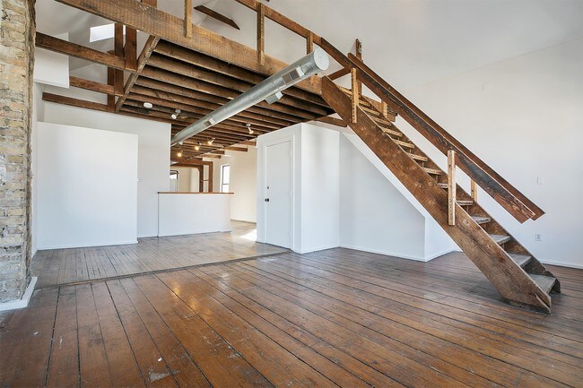 Building Photo - 565 W 18th St