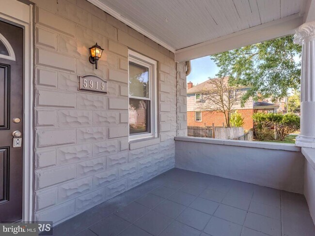 Building Photo - 5919 Glenoak Ave