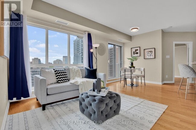 Photo du bâtiment - 1701-200-1200 Rideau St