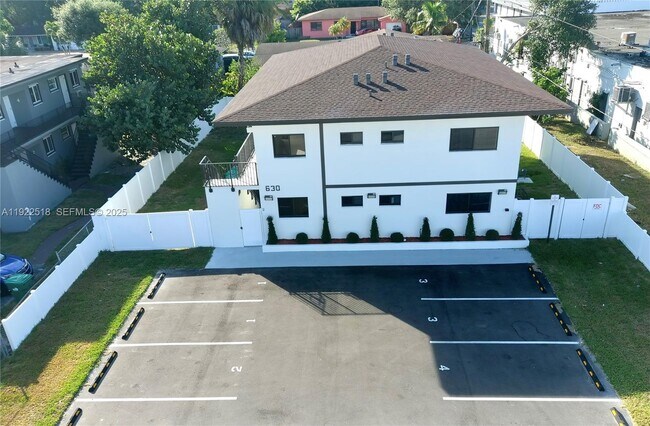 Foto del edificio - 630 NE 166th St