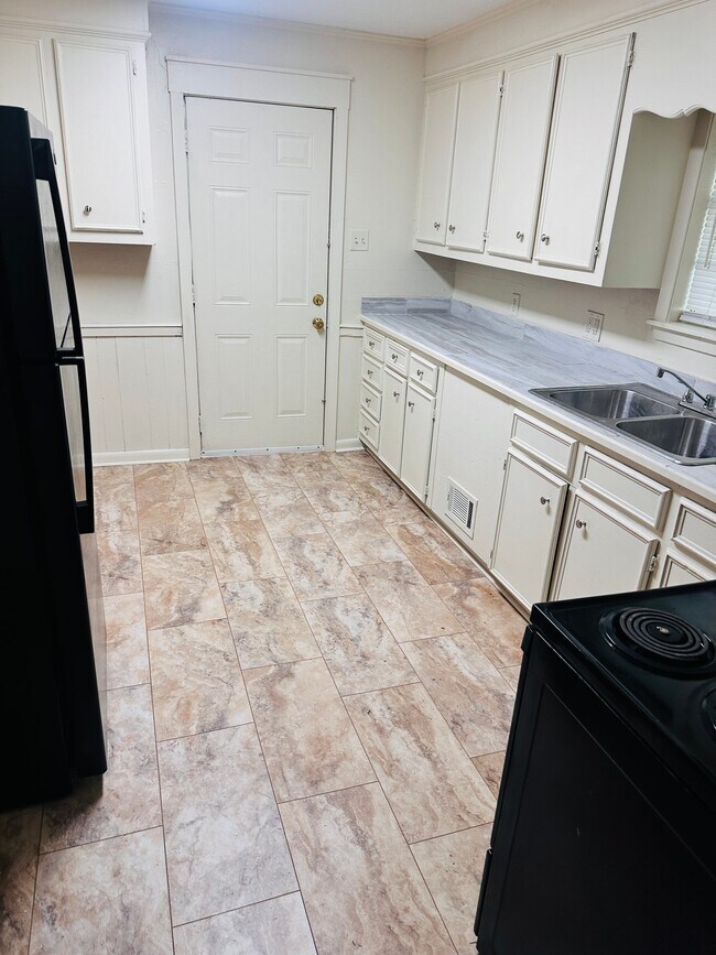 Foto del edificio - 3145 Woodview Dr