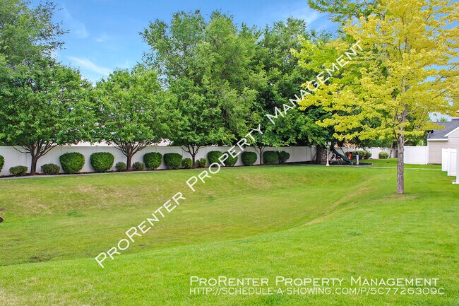 Foto del edificio - End Unit 3 Bed, 2.5 Bath Layton Townhome