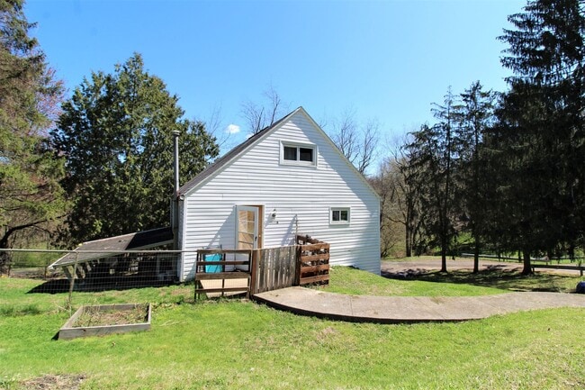 Building Photo - 3 Bed/2 Bath with Fenced in Back Yard - Av...