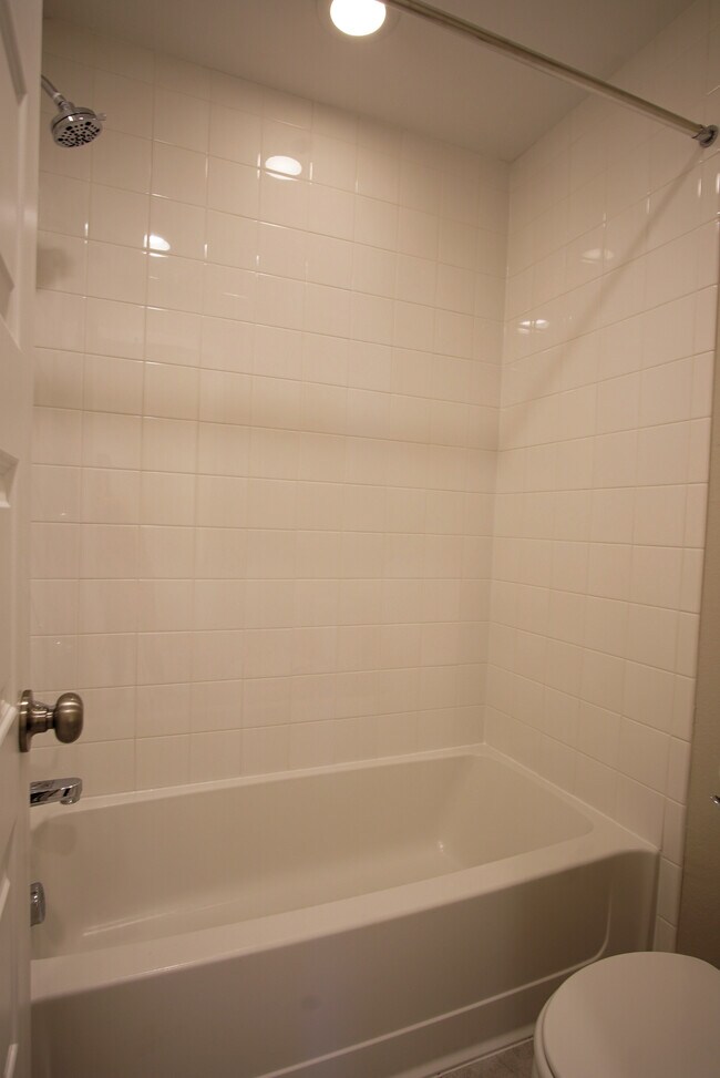 Tiled tub and shower. - 2541 Moline St