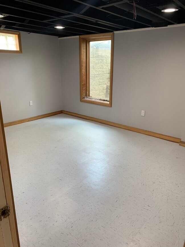 Basement Bedroom - 3870 Glenfield Rd