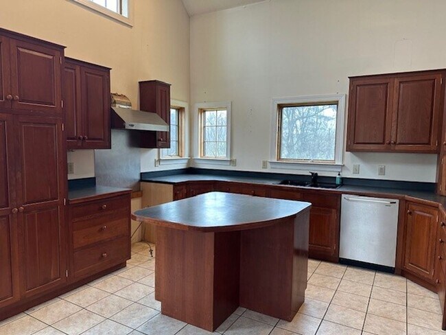 Building Photo - Country Setting-New Providence