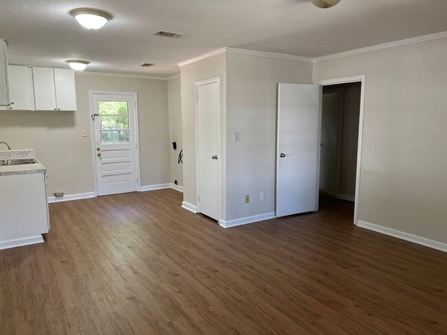 Building Photo - TWO BEDROOM, ONE BATH HOME