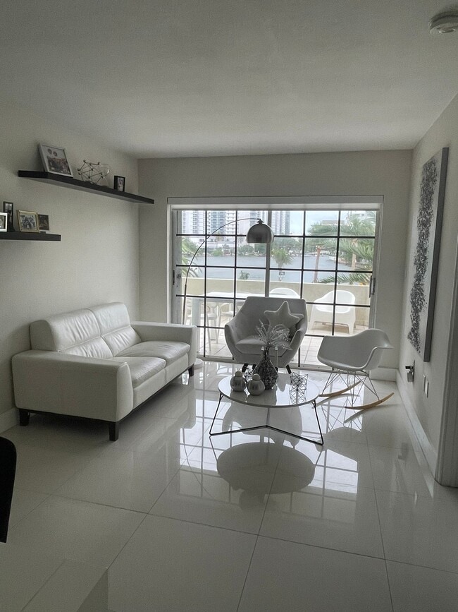 Building Photo - 2600 Collins Ave